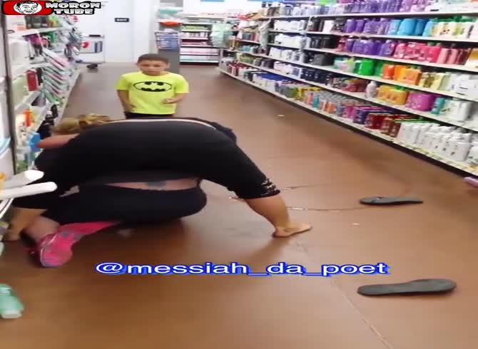 Video :In a Walmart, two females assaulted one another